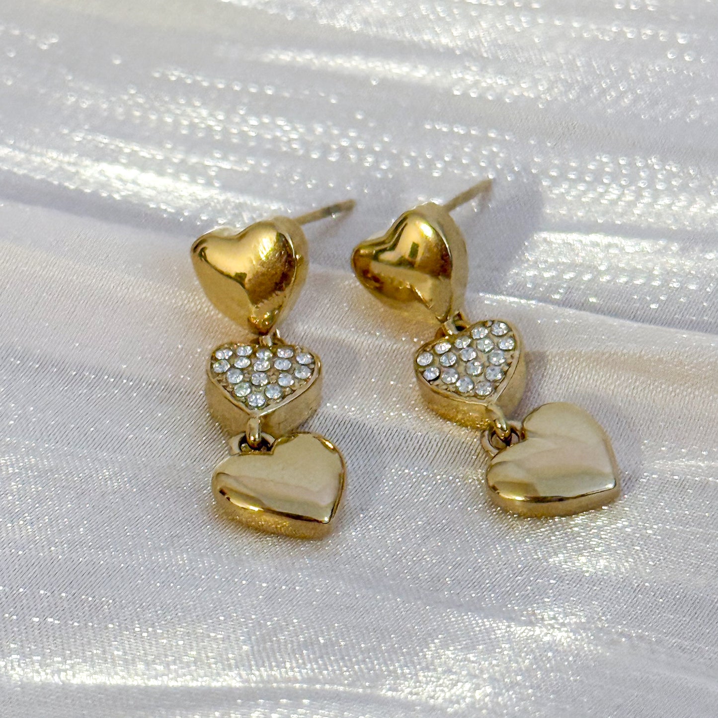 Pendientes Corazón Sisi (Pendientes Colgantes de Corazones Dorados con Brillo)