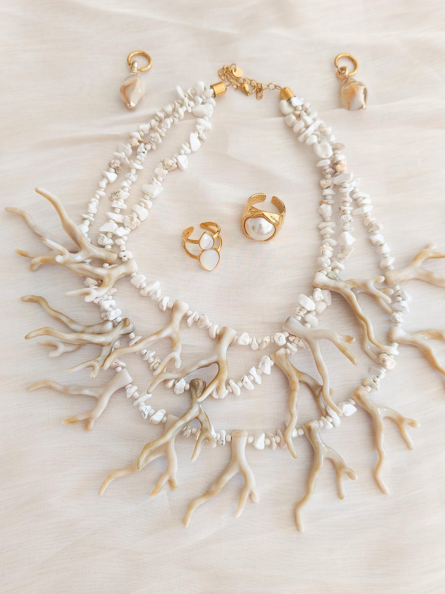 Collar triple cadenas de coral pasión