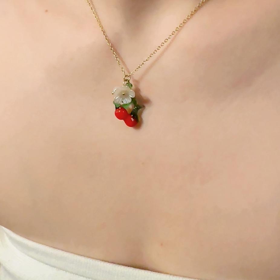 Collar cereza y flor