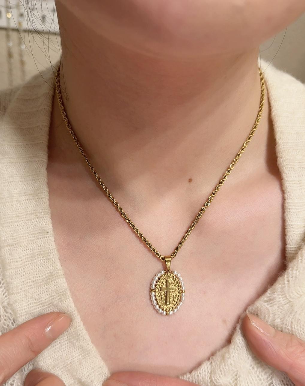 Collar con medalla cruzada