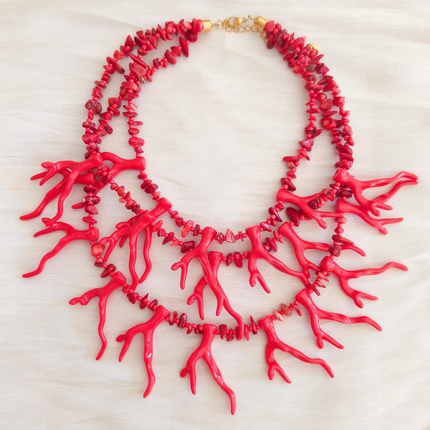 Collar triple cadenas de coral pasión