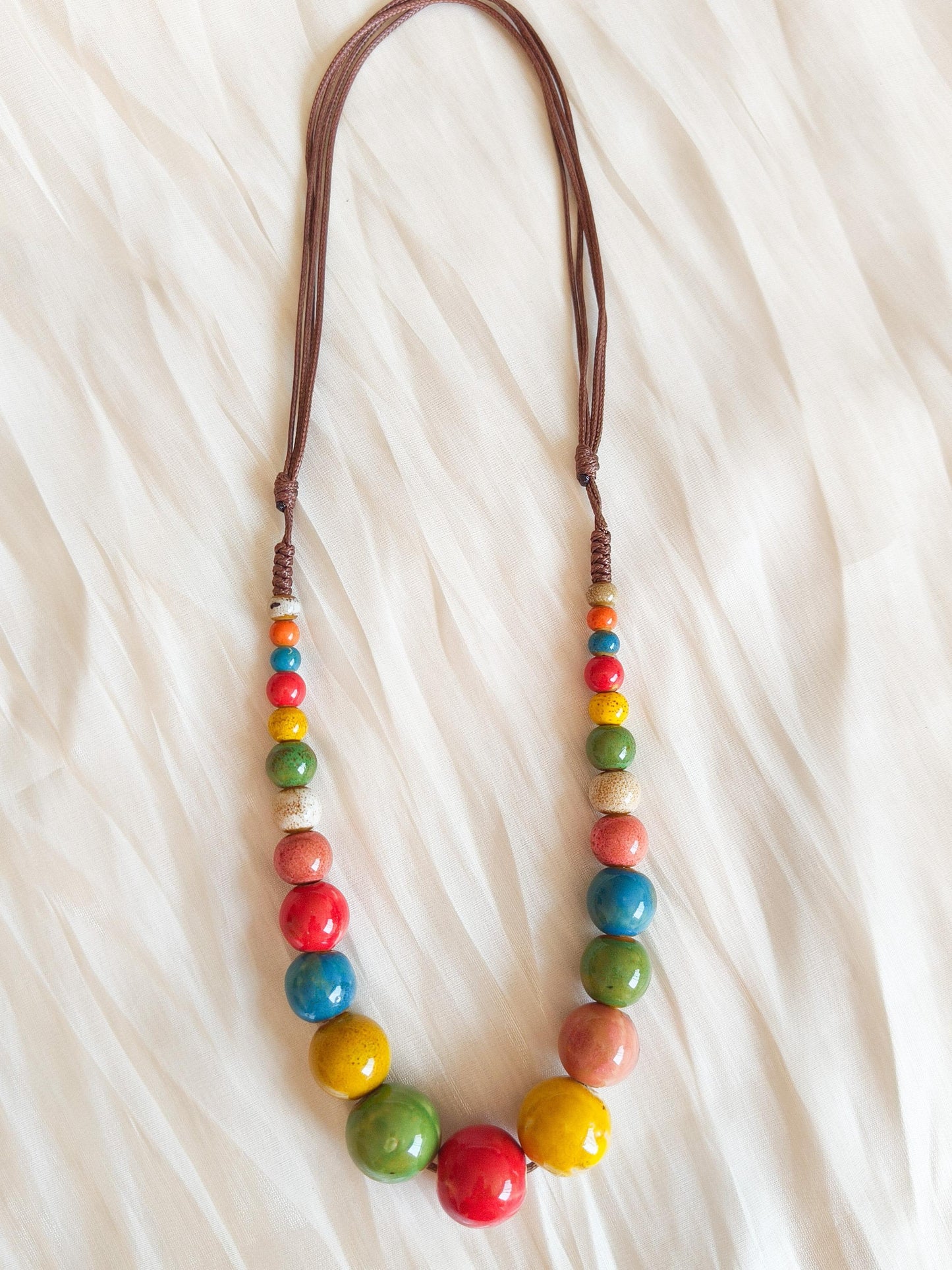 Collar de cuentas de cerámica multicolor