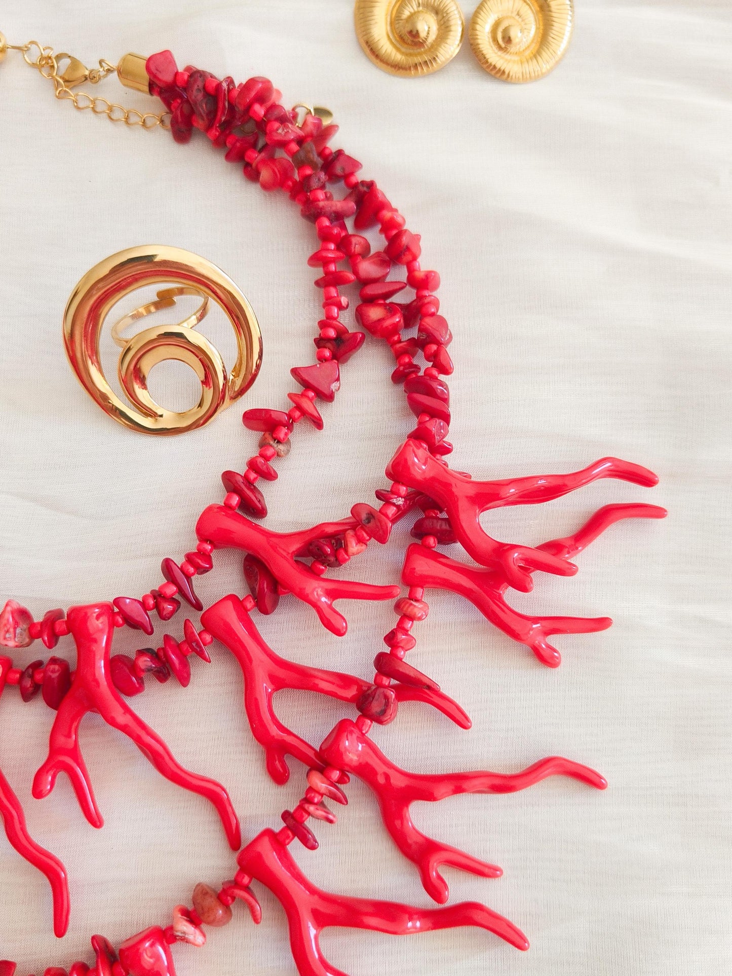 Collar triple cadenas de coral pasión