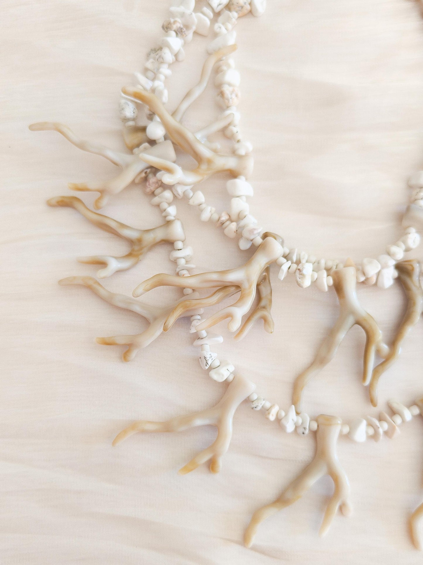 Collar triple cadenas de coral pasión