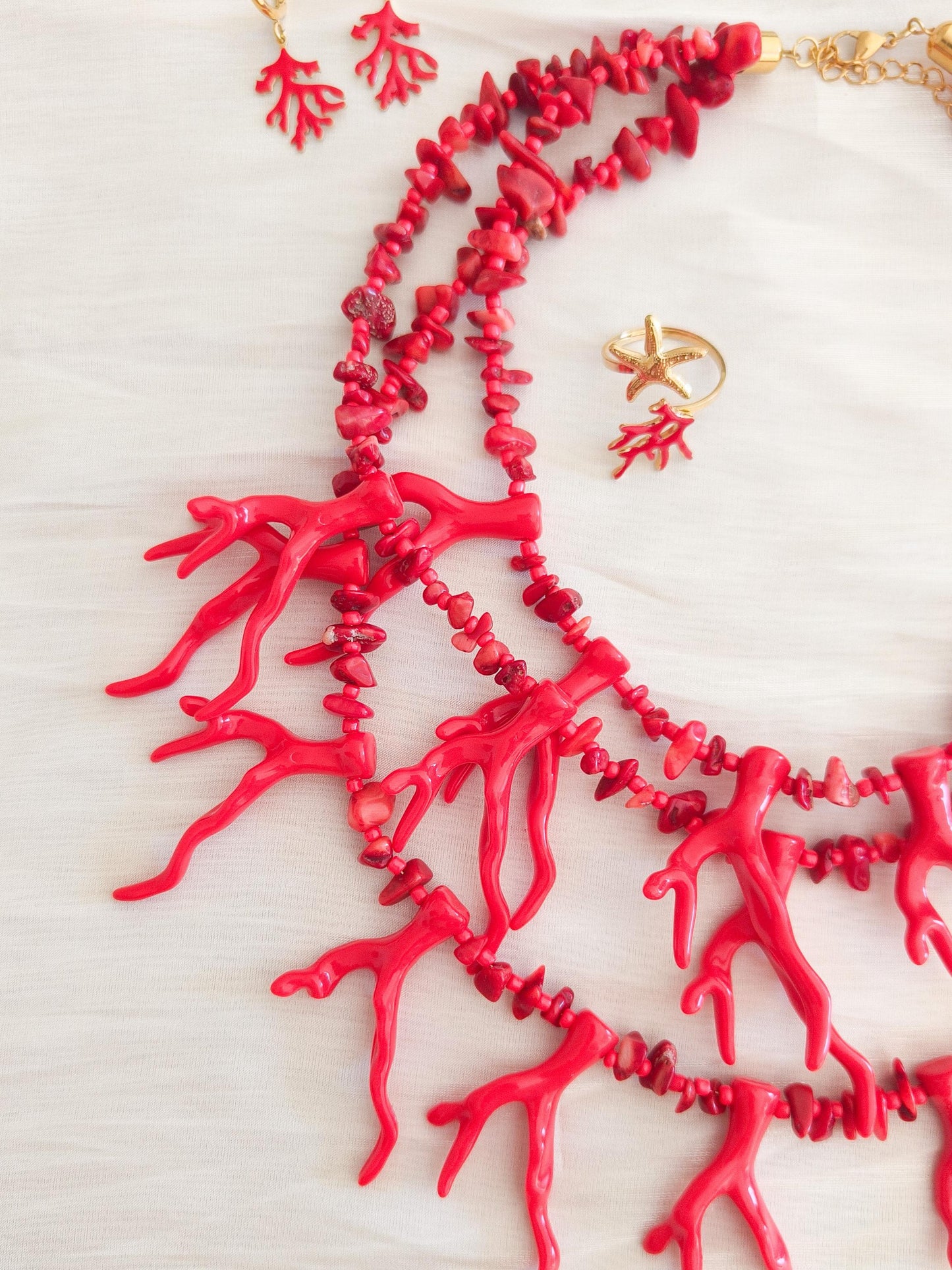 Collar triple cadenas de coral pasión