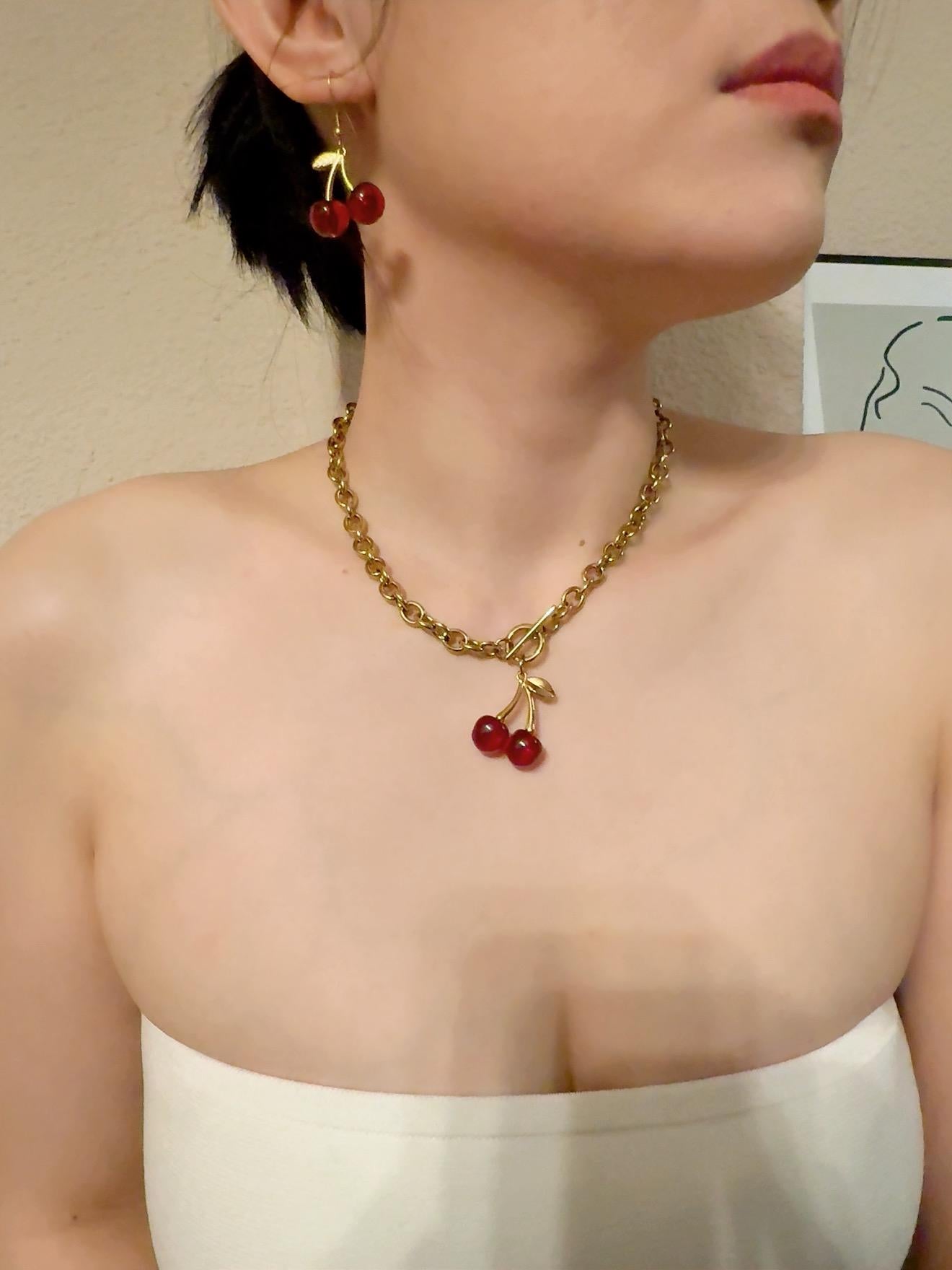Collar de cerezas