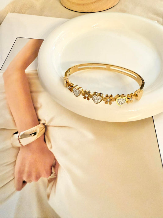 Pulsera Rígida de flores y corazones