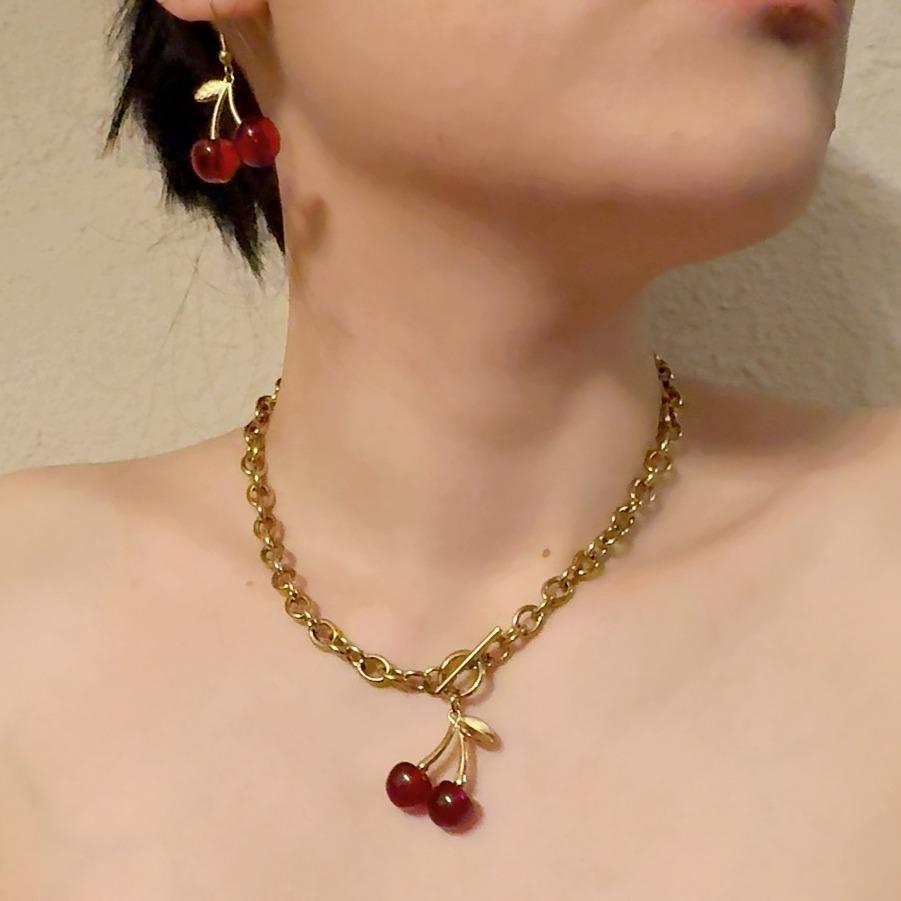 Collar de cerezas