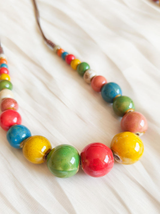 Collar de cuentas de cerámica multicolor