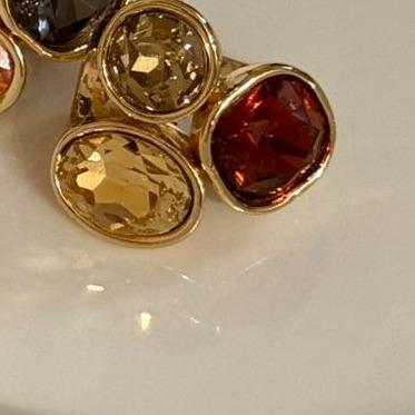 Anillo brillante de tres colores ajustable.