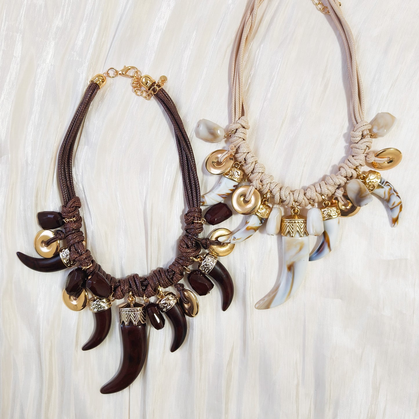 Collar Nairobi Charms ( diente chocolate)