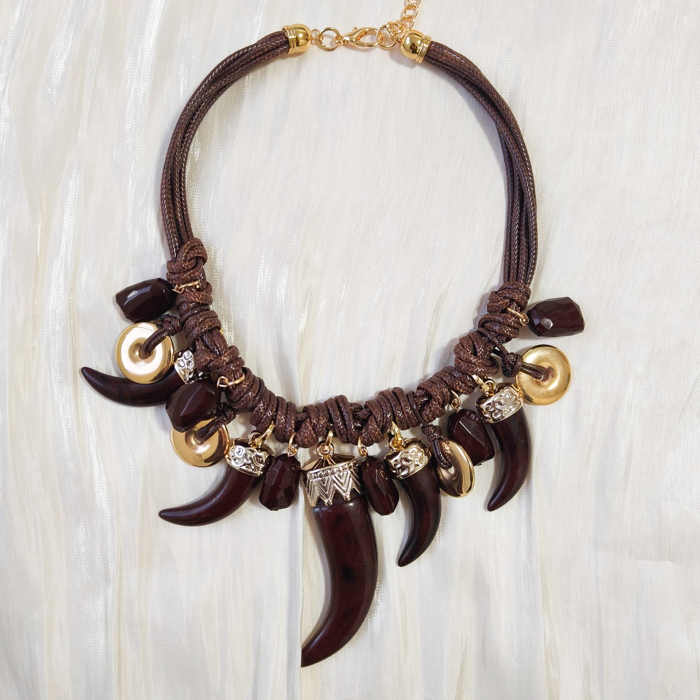 Collar Nairobi Charms ( diente chocolate)