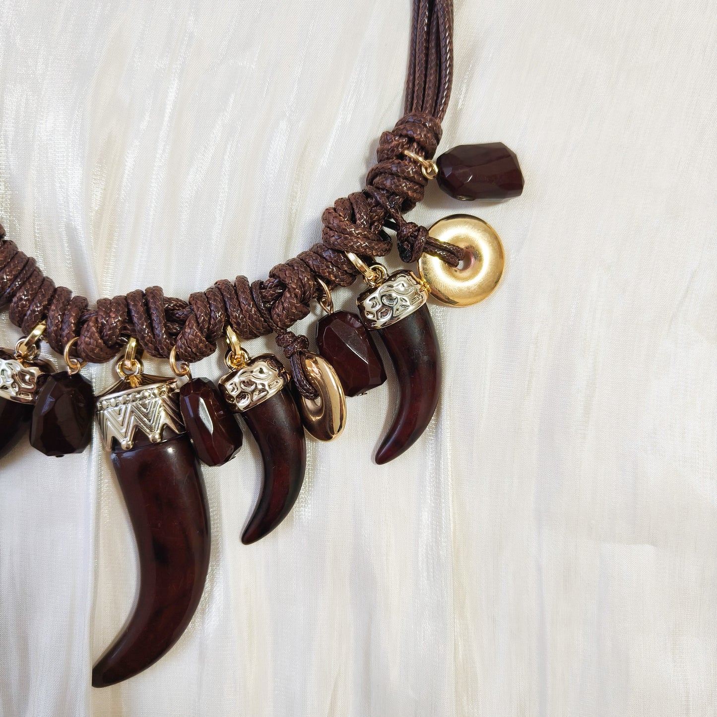 Collar Nairobi Charms ( diente chocolate)