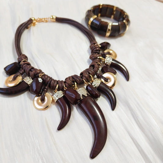 Collar Nairobi Charms ( diente chocolate)