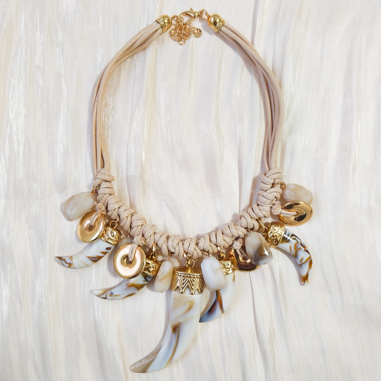 Collar Nairobi Charms ( diente chocolate)