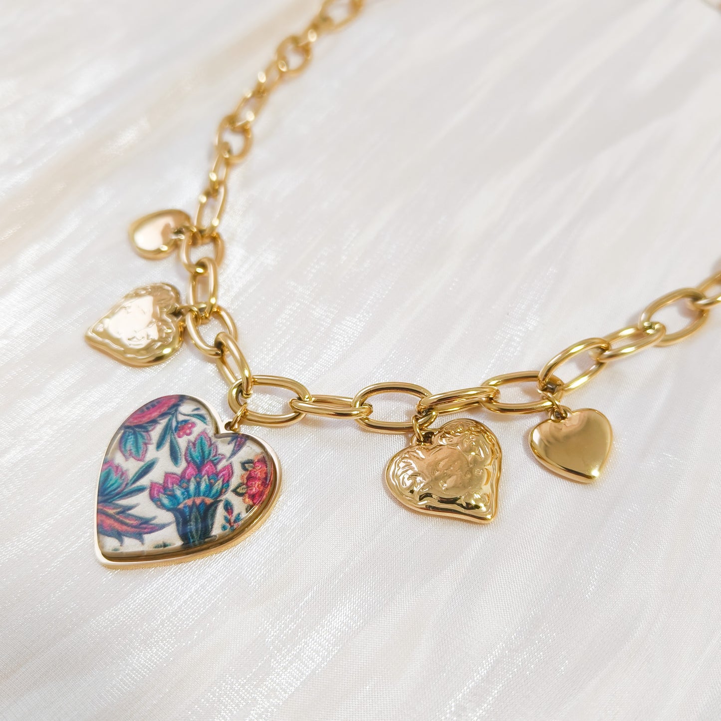 Collar Corazones Frida Sevilla con flor