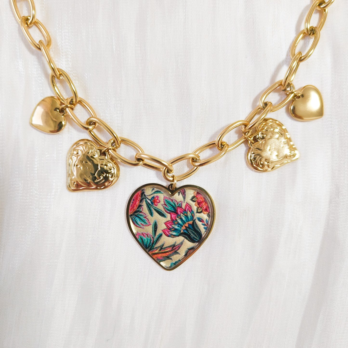 Collar Corazones Frida Sevilla con flor