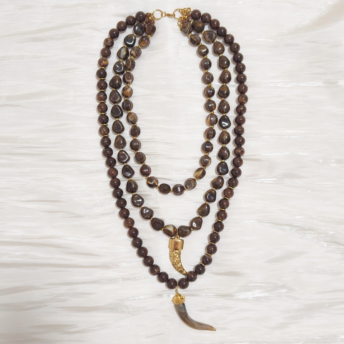 Collar triple con doble colmillos (tres cadenas)