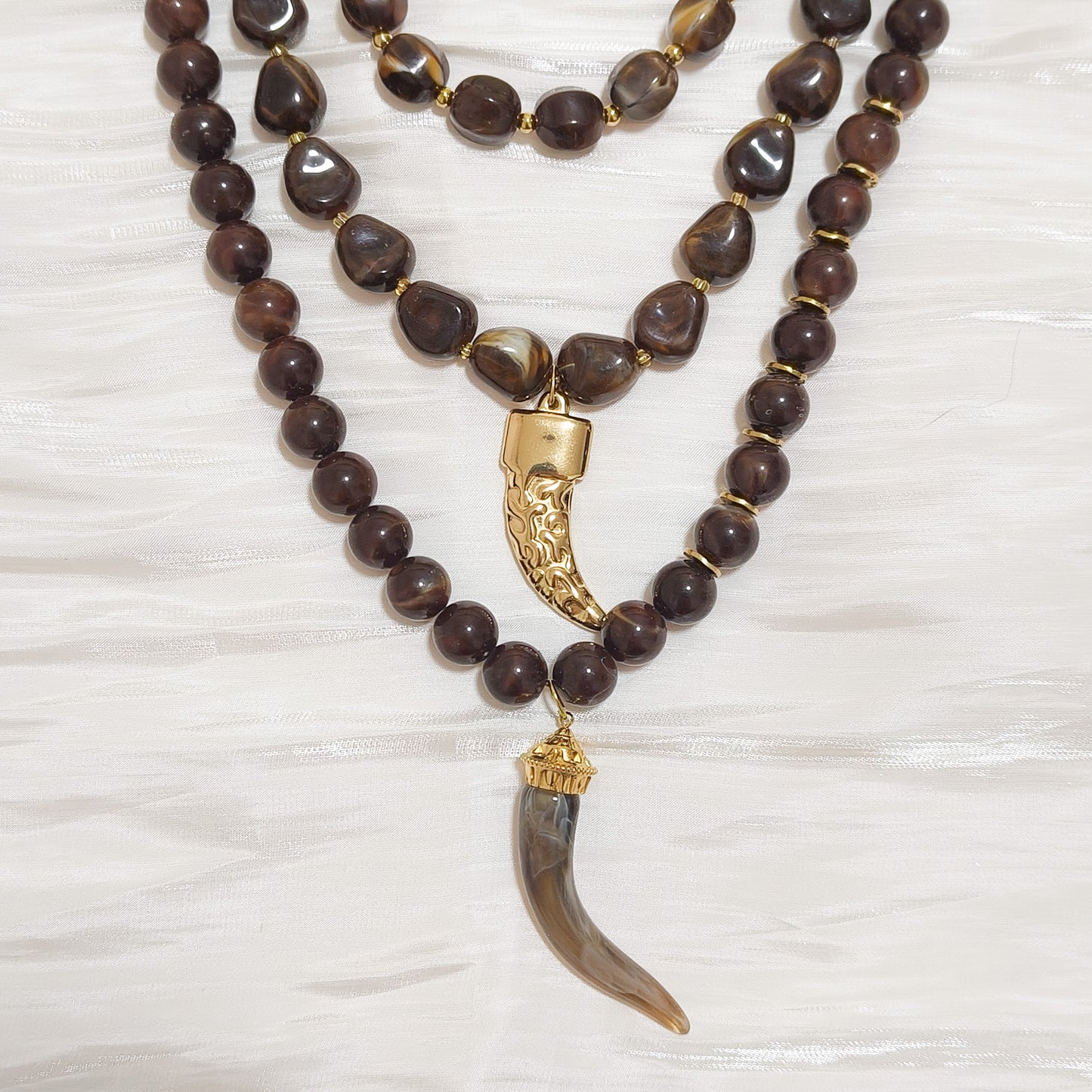 Collar triple con doble colmillos (tres cadenas)