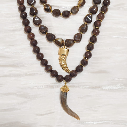 Collar triple con doble colmillos (tres cadenas)