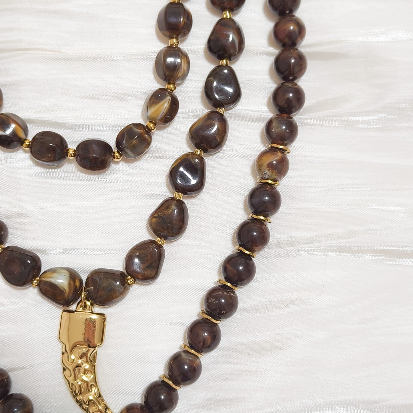 Collar triple con doble colmillos (tres cadenas)