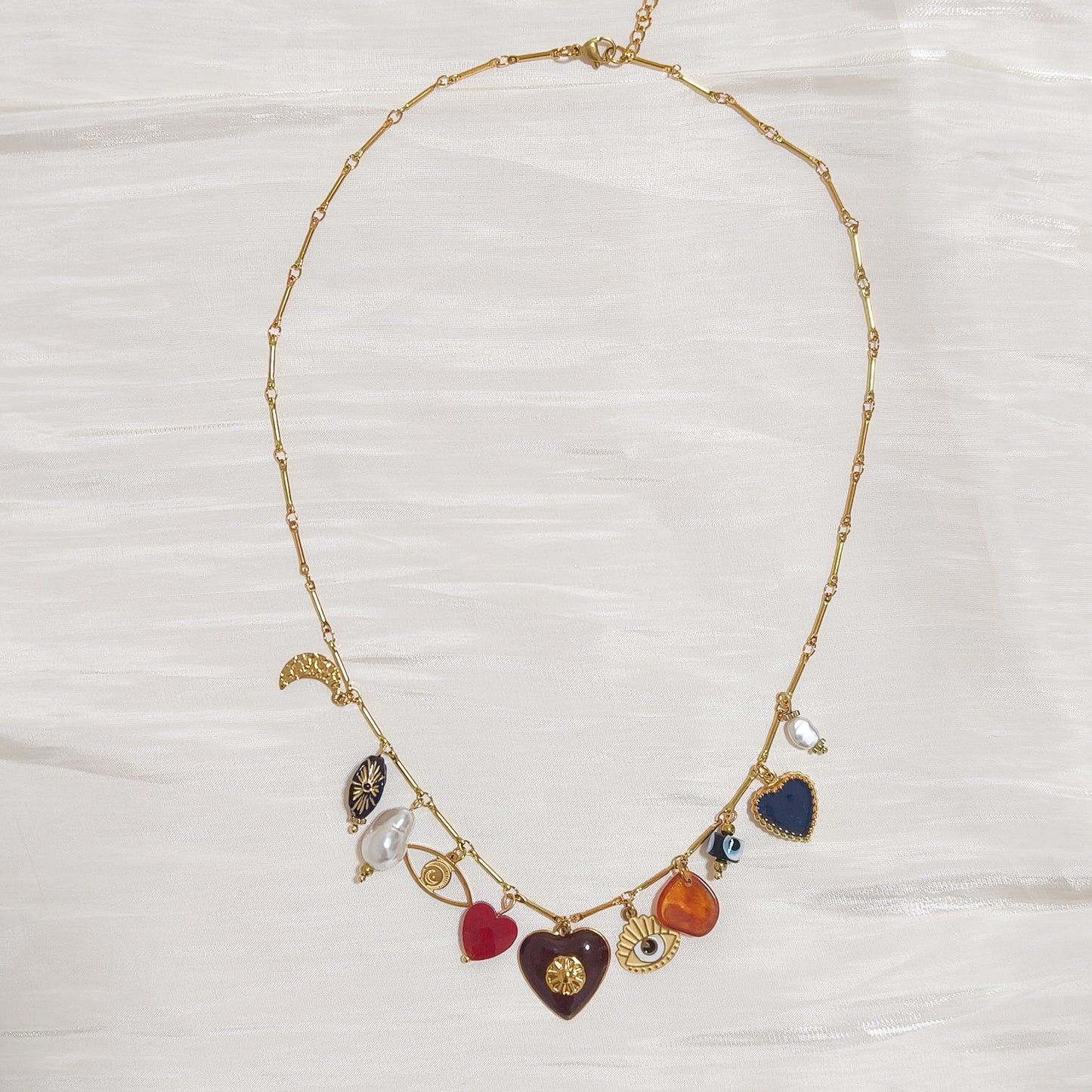 Collar Amuletos Alma Barcelona (multi charms con corazón)