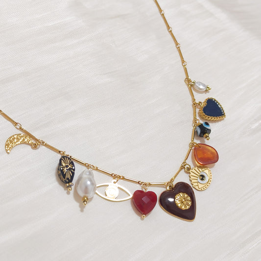 Collar Amuletos Alma Barcelona (multi charms con corazón)