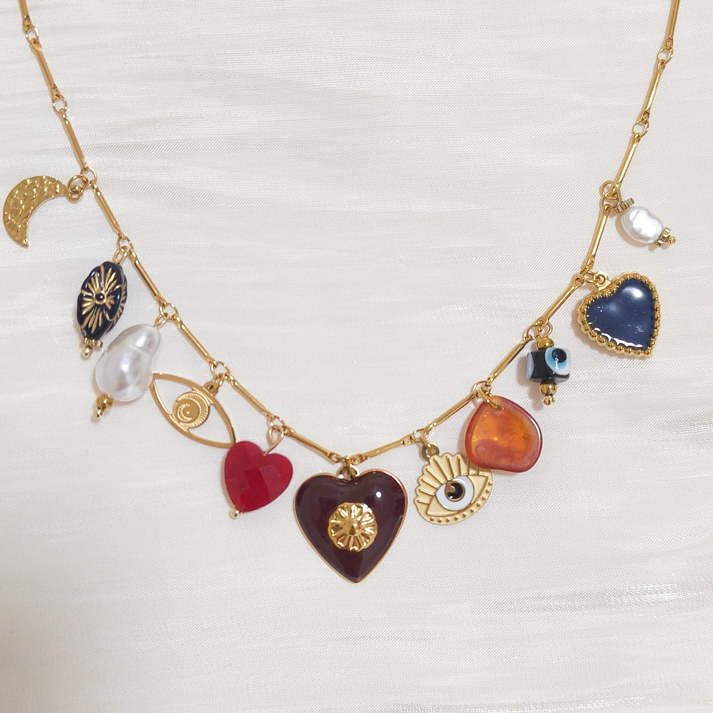 Collar Amuletos Alma Barcelona (multi charms con corazón)