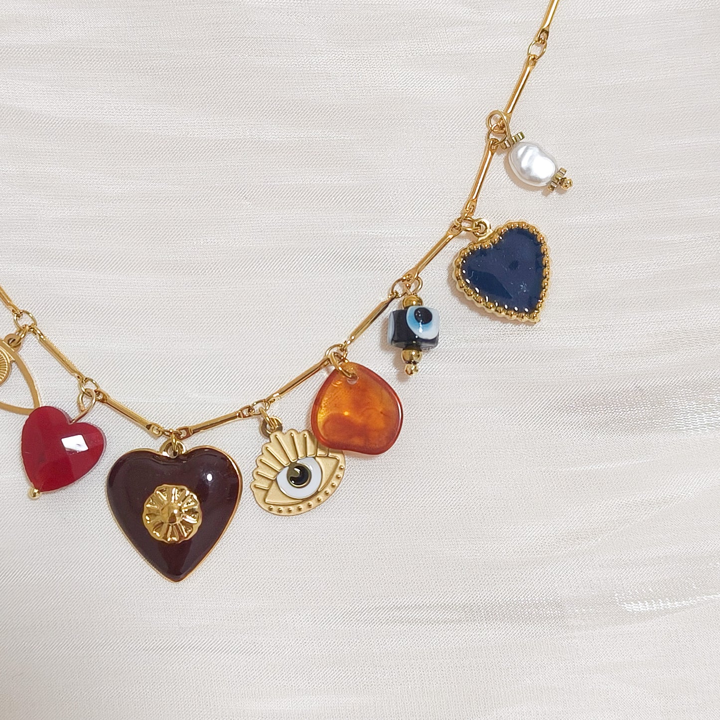 Collar Amuletos Alma Barcelona (multi charms con corazón)