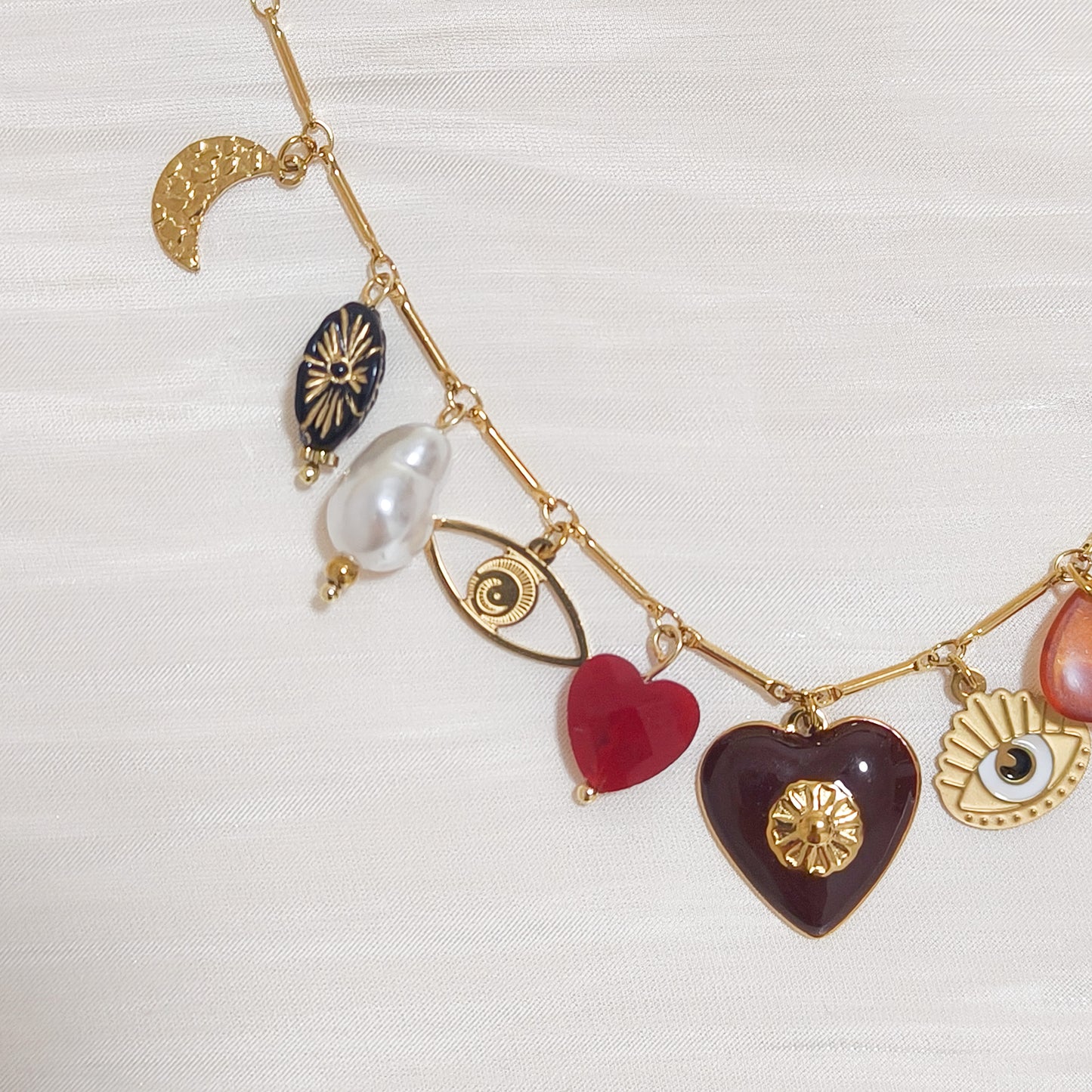 Collar Amuletos Alma Barcelona (multi charms con corazón)