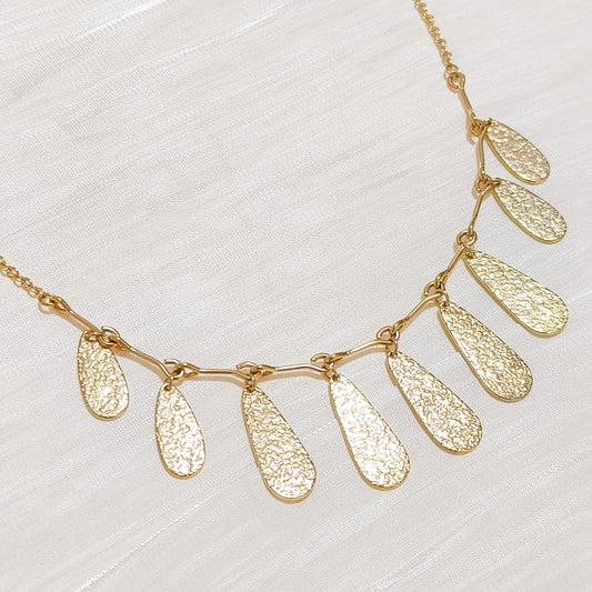 Collar Brillos Dorados Hoja Alma