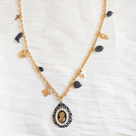 Collar Chica Milagrosa Sevilla