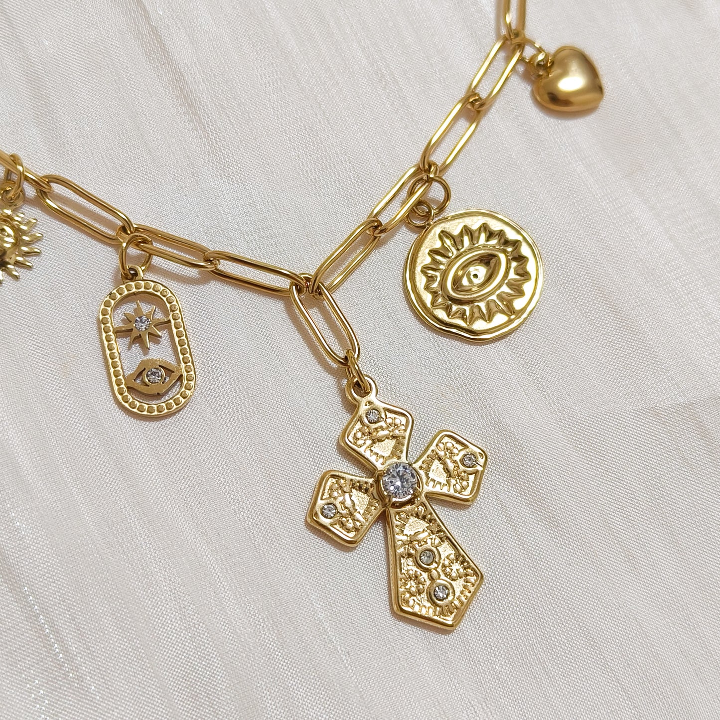 Collar Charm Cruz Amélie Sol y Fe