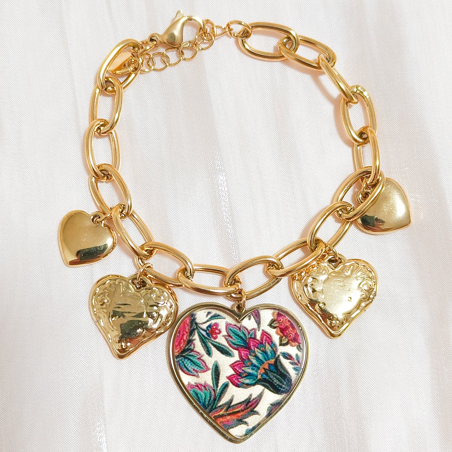 Look corazones Frida Sevilla con flor -collar y pulsera