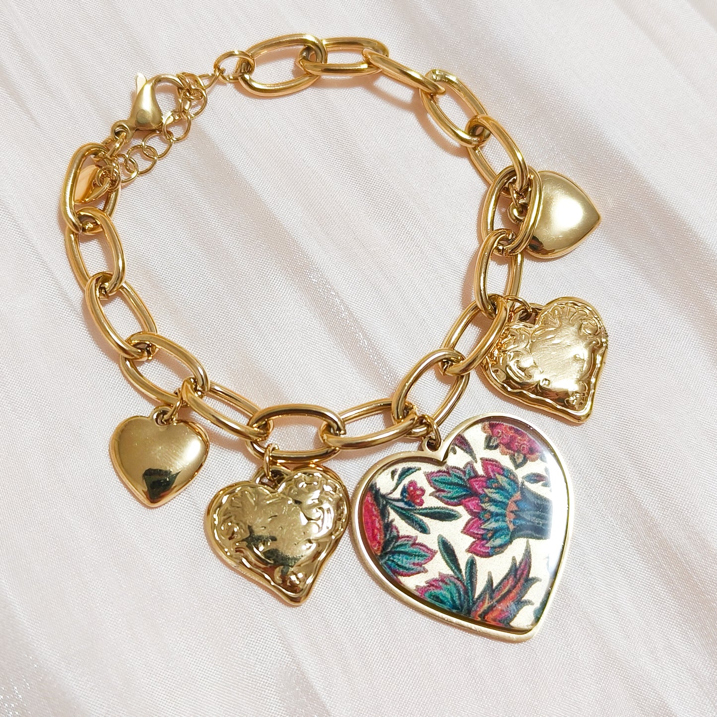 Look corazones Frida Sevilla con flor -collar y pulsera