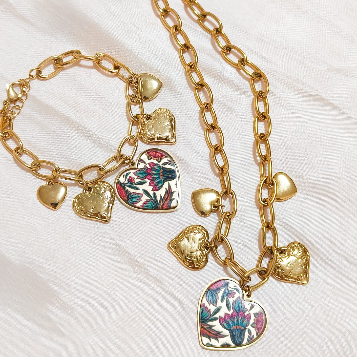 Look corazones Frida Sevilla con flor -collar y pulsera