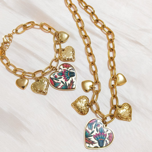 Look corazones Frida Sevilla con flor -collar y pulsera