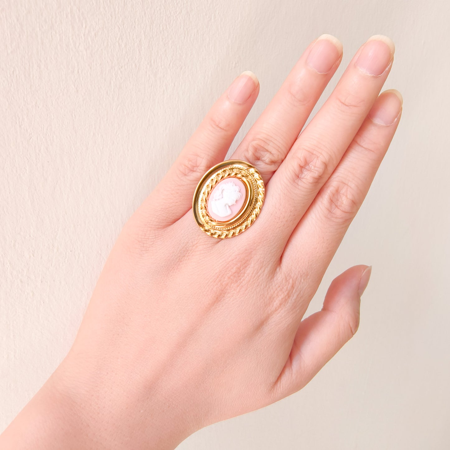 Look Bianca Chica de Roma ( pendiente+ anillo ajustable)