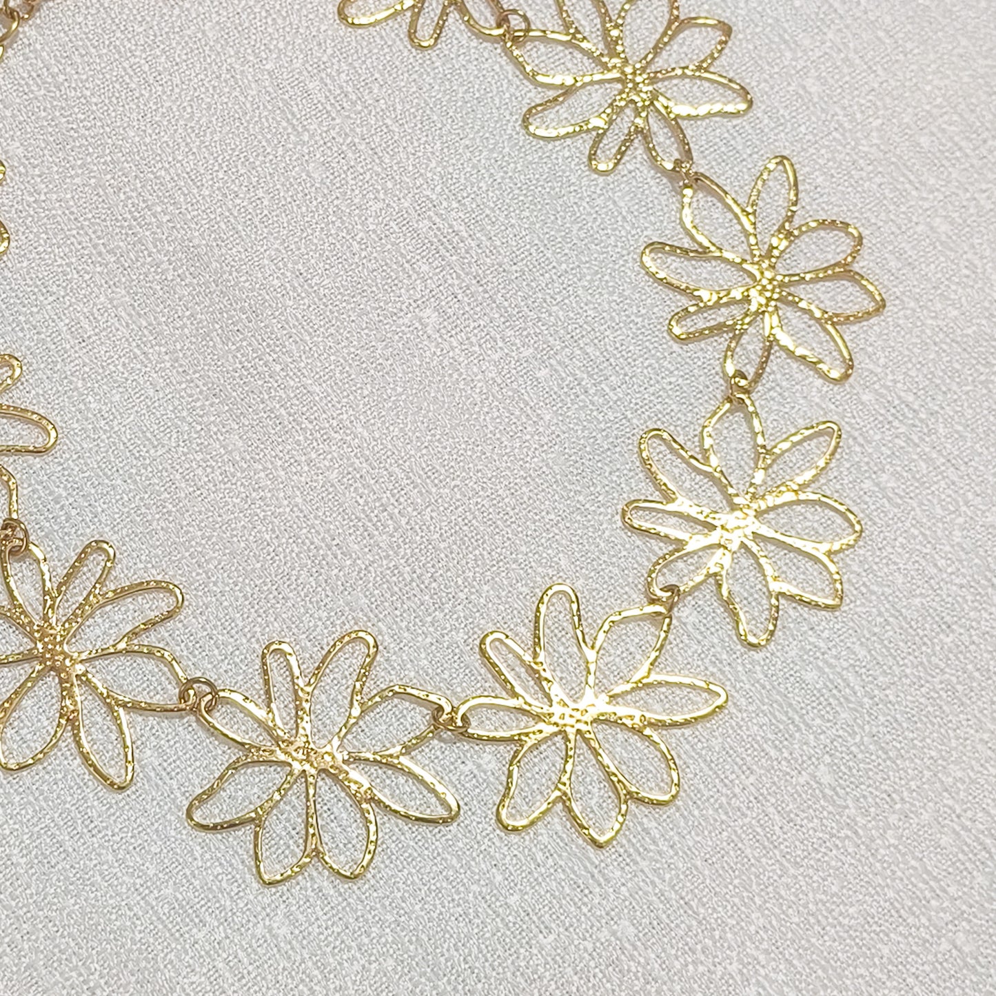 Collar Lucía Margarita Dorada Flor