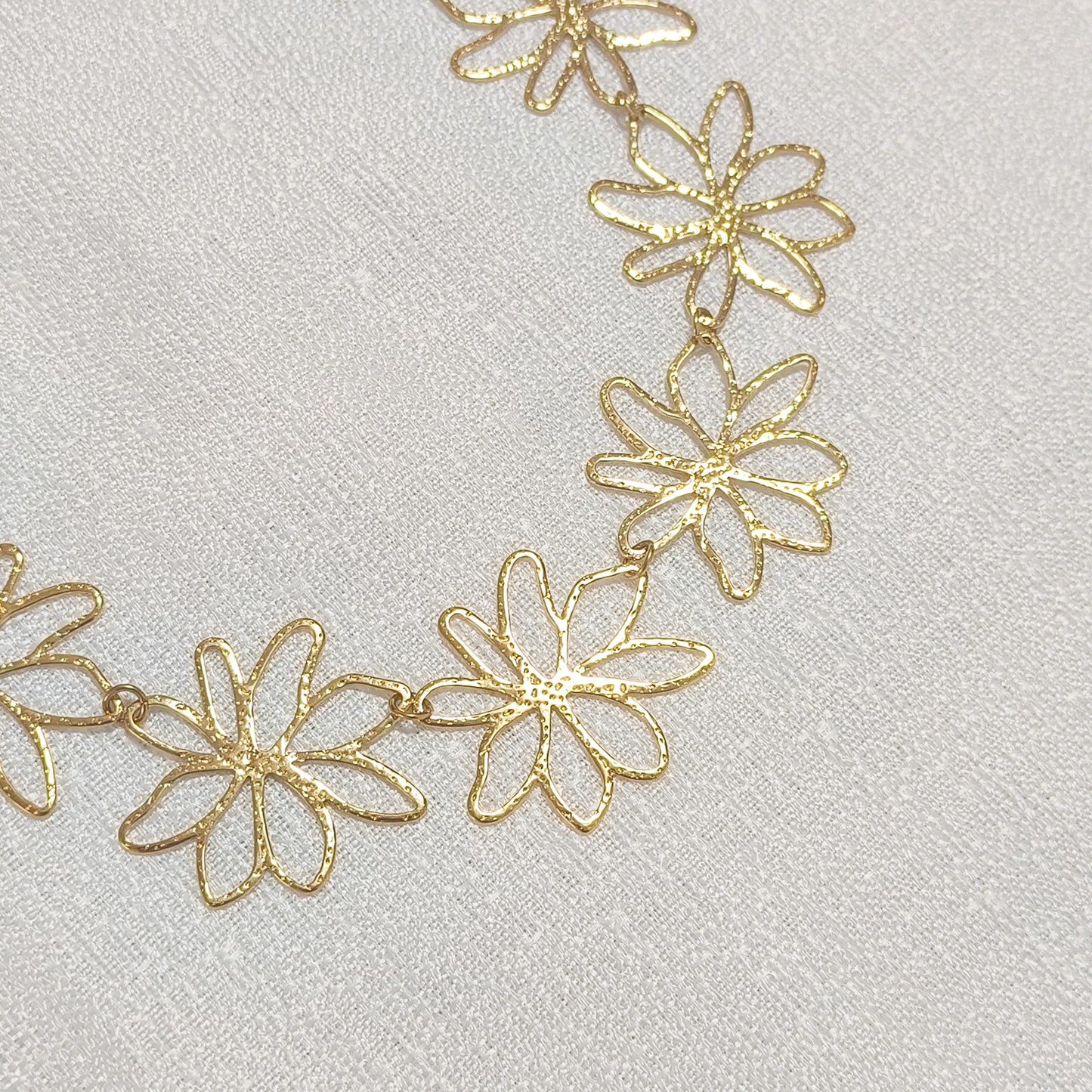 Collar Lucía Margarita Dorada Flor