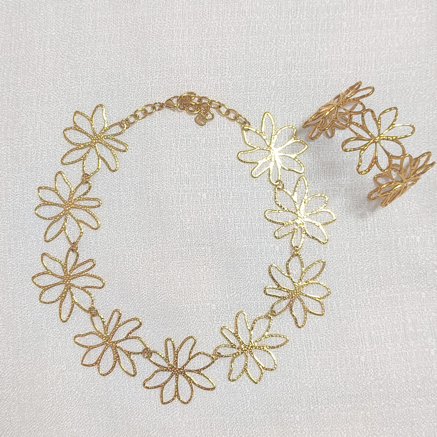 Collar Lucía Margarita Dorada Flor