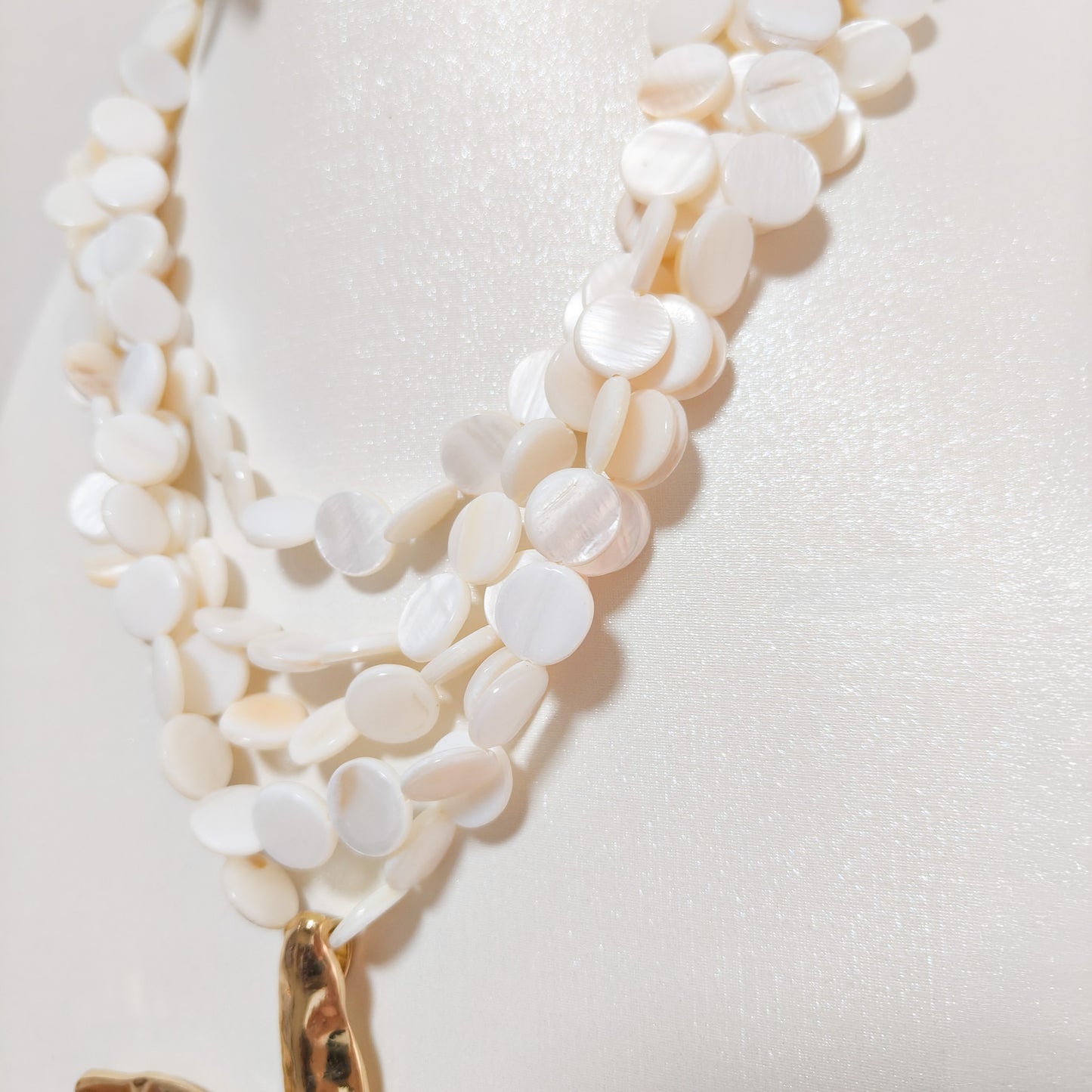 Collar Multicapa Marfil Nacado con Estrella