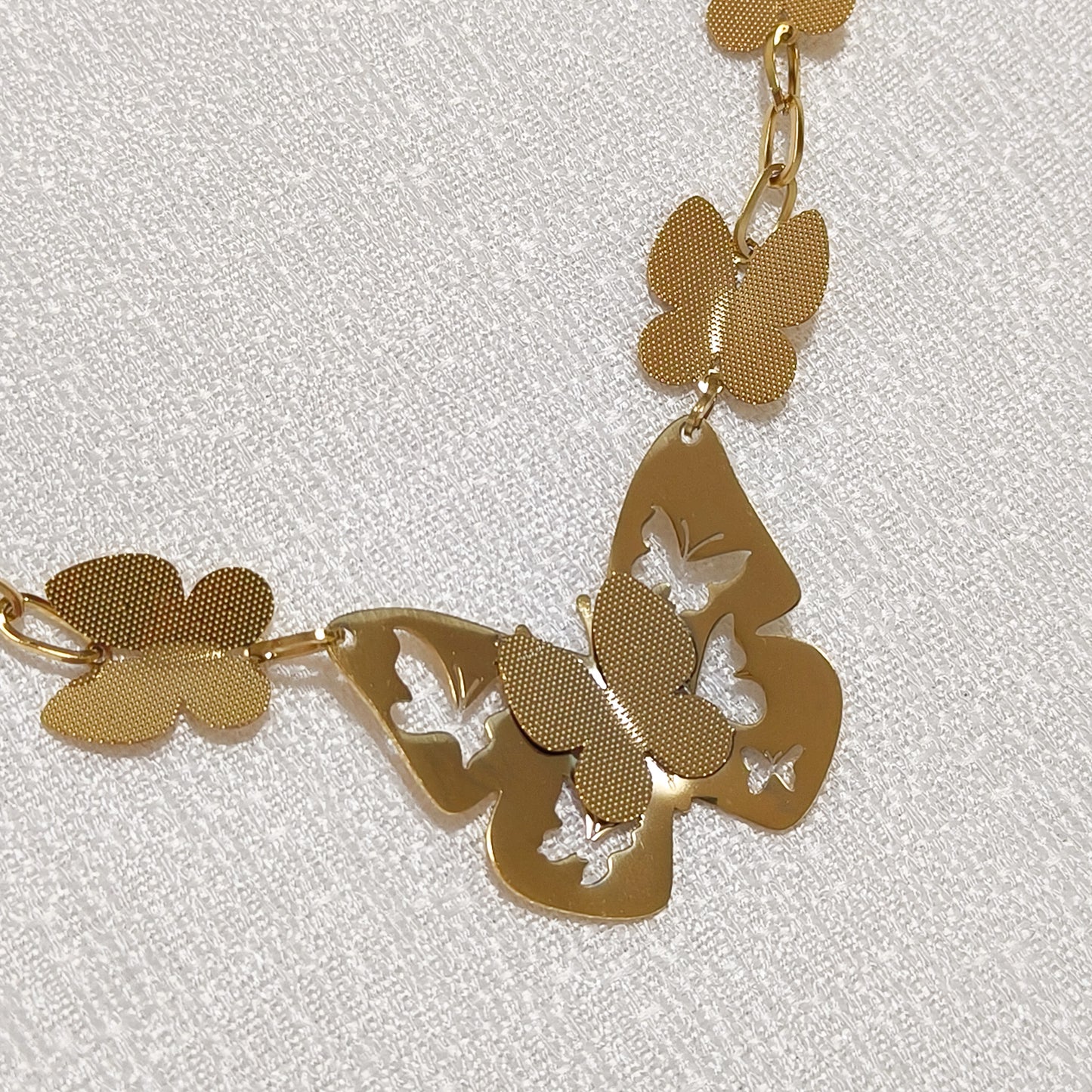 Collar Vuelo de Mariposas dorado