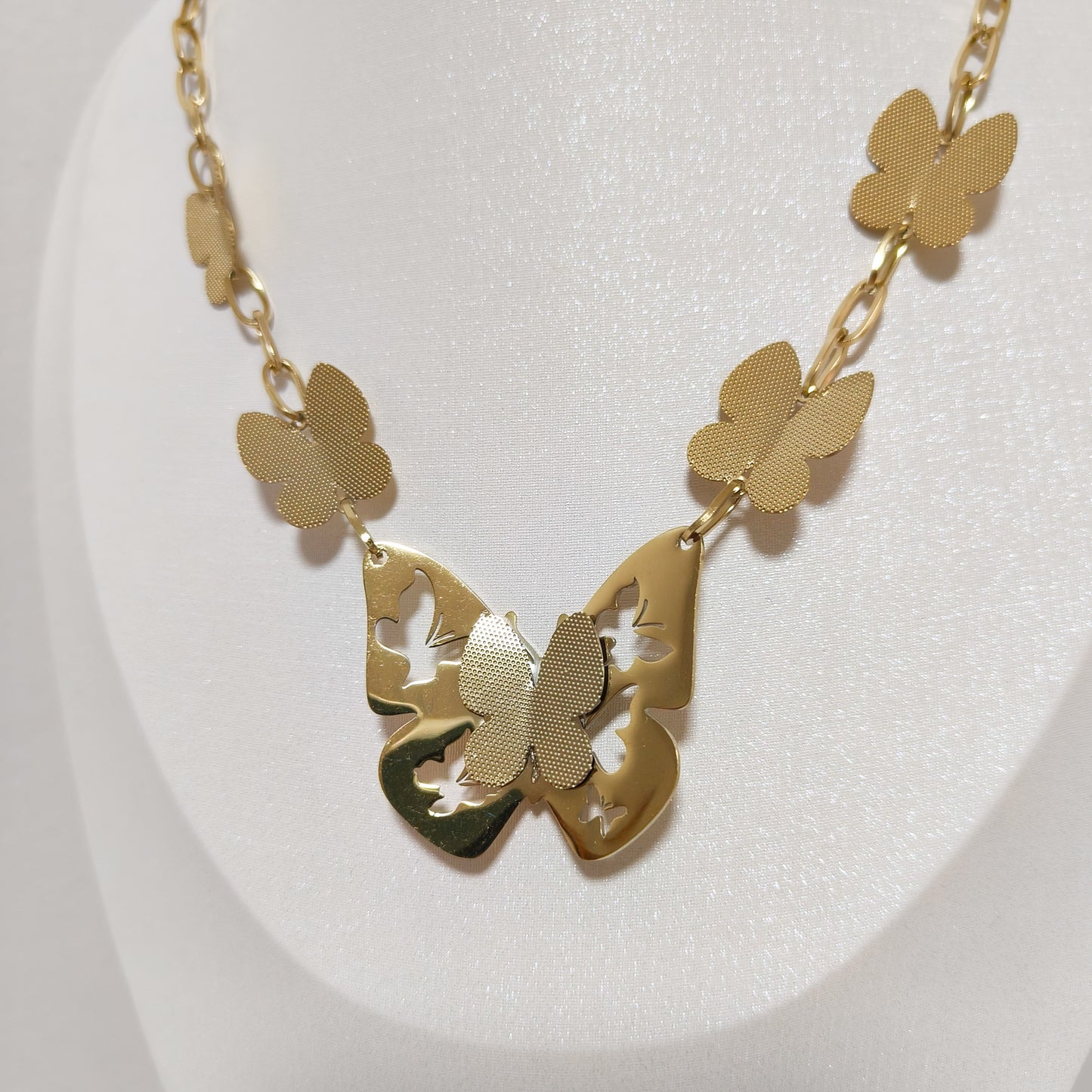 Collar Vuelo de Mariposas dorado