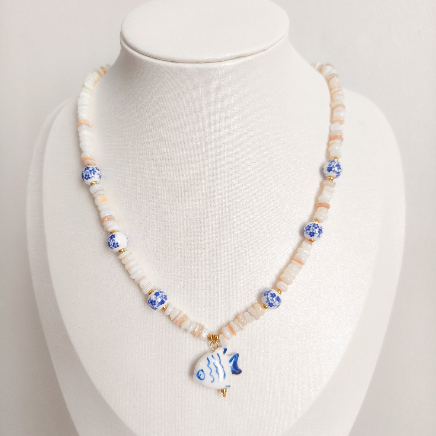 Collar Pez Santorini ( Porcelana y nácar)