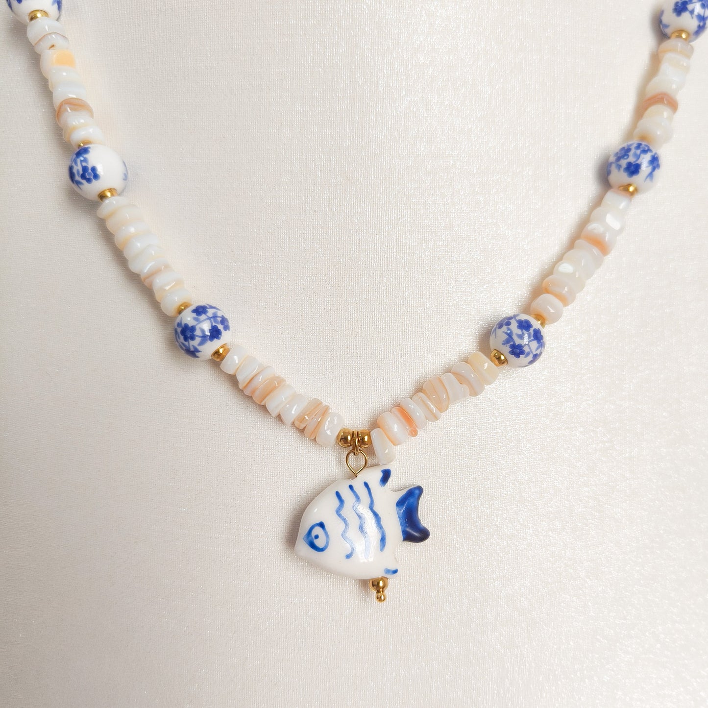 Collar Pez Santorini ( Porcelana y nácar)