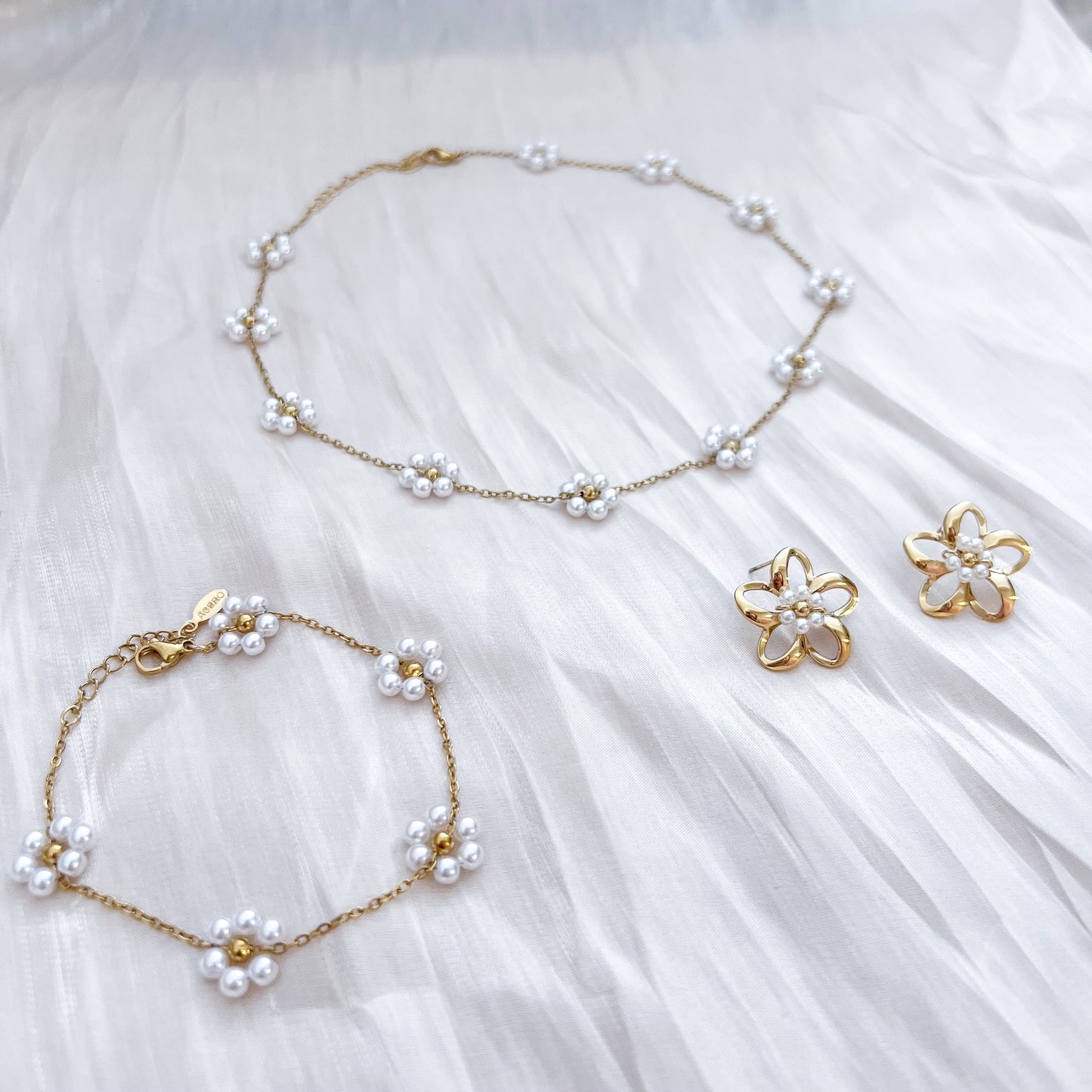Look Margarita blanca Dorada （collar& pulsera ）