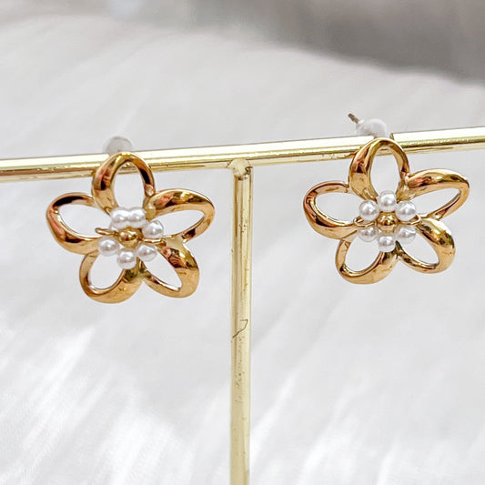 Pendientes Flor Margarita (Flor dorada con detalle blanco)