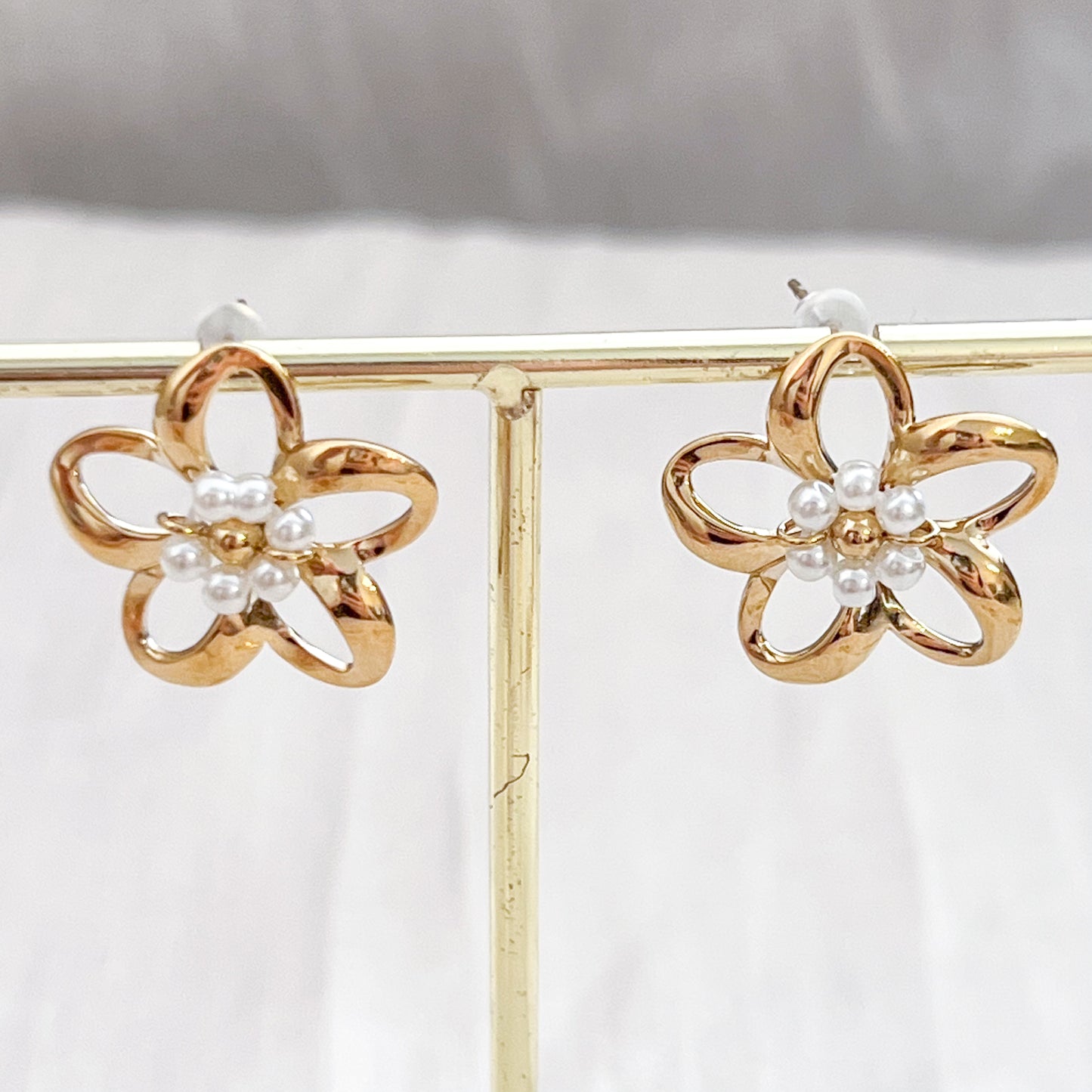 Pendientes Flor Margarita (Flor dorada con detalle blanco)