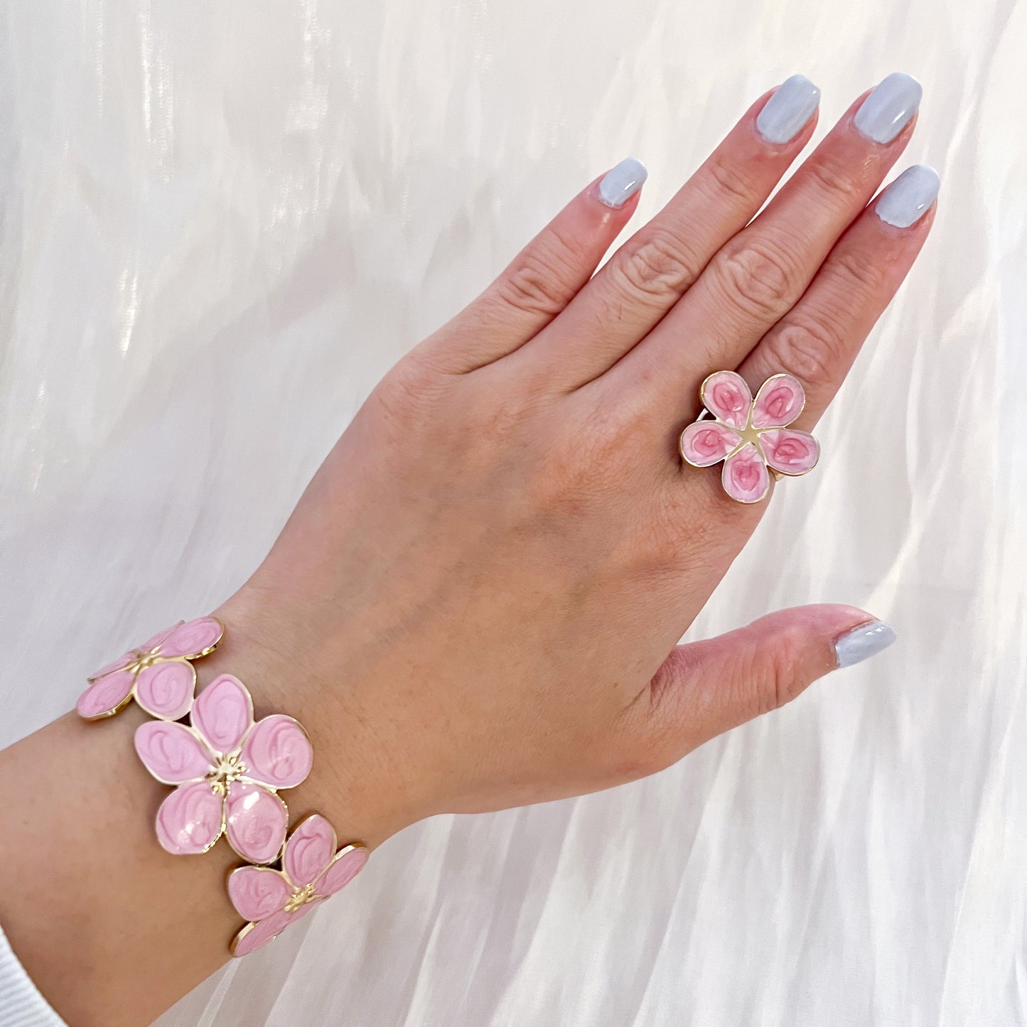 Look Jardín Rosa  （Brazalete Ajustable Flores Esmaltadas Rosas y anillo）